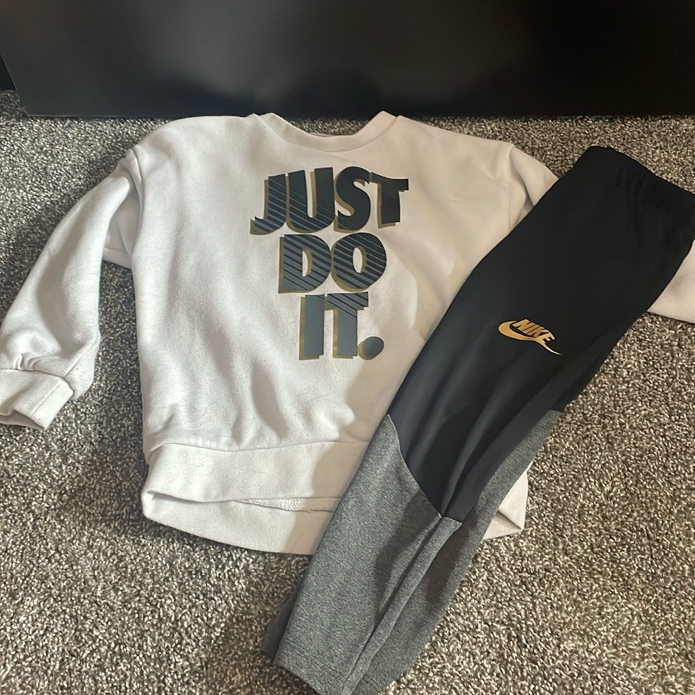 3T girls Nike sweatshirt and leggings